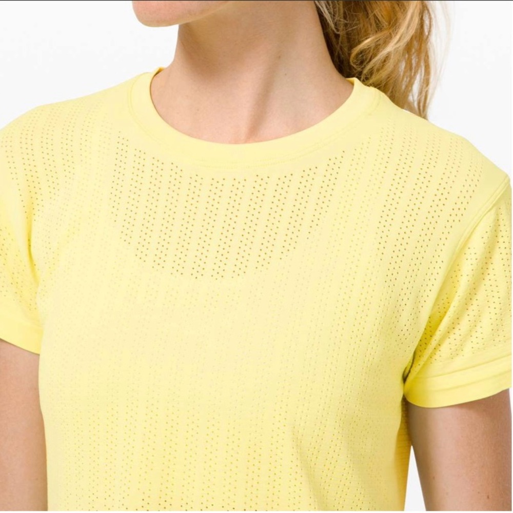 Lululemon Athletica train to be short sleeve